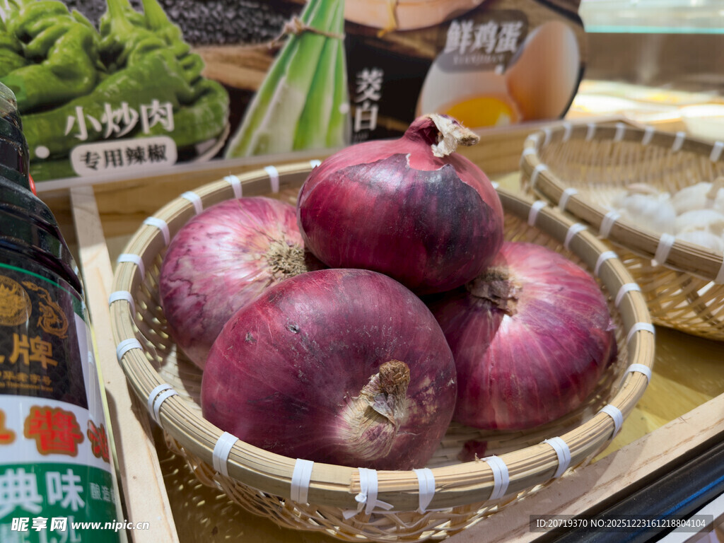 竹篮中的紫皮新鲜洋葱