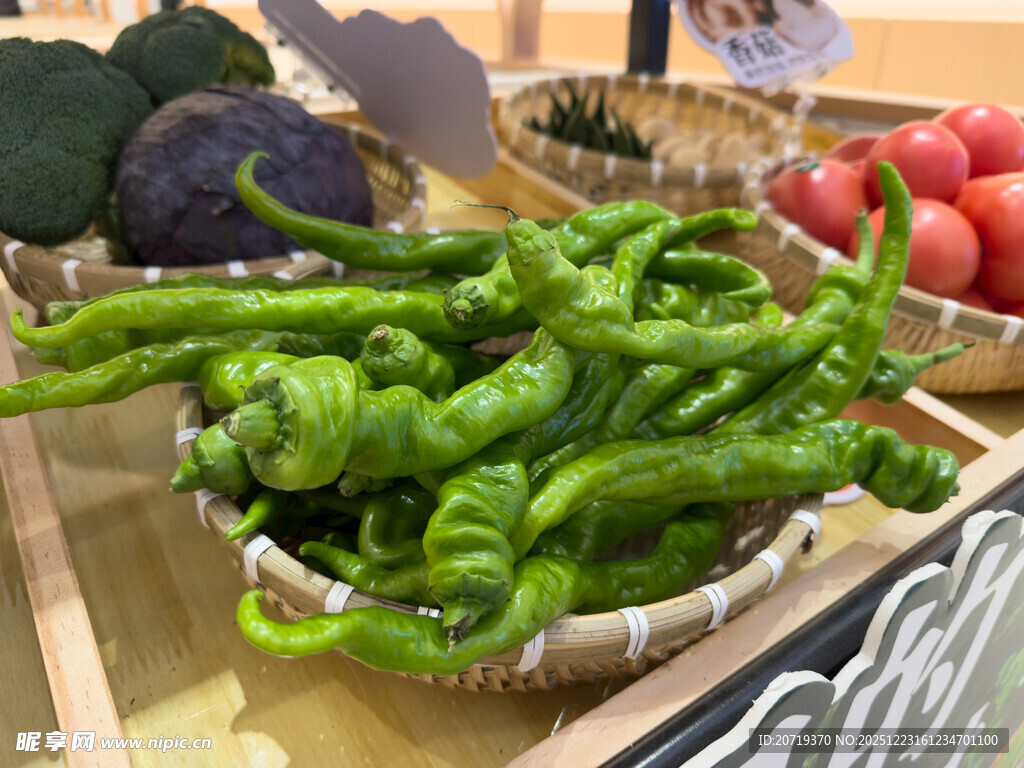 新鲜青辣椒摆放在蔬果摊