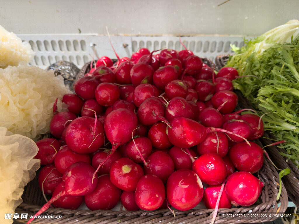 新鲜红皮萝卜堆放在一起