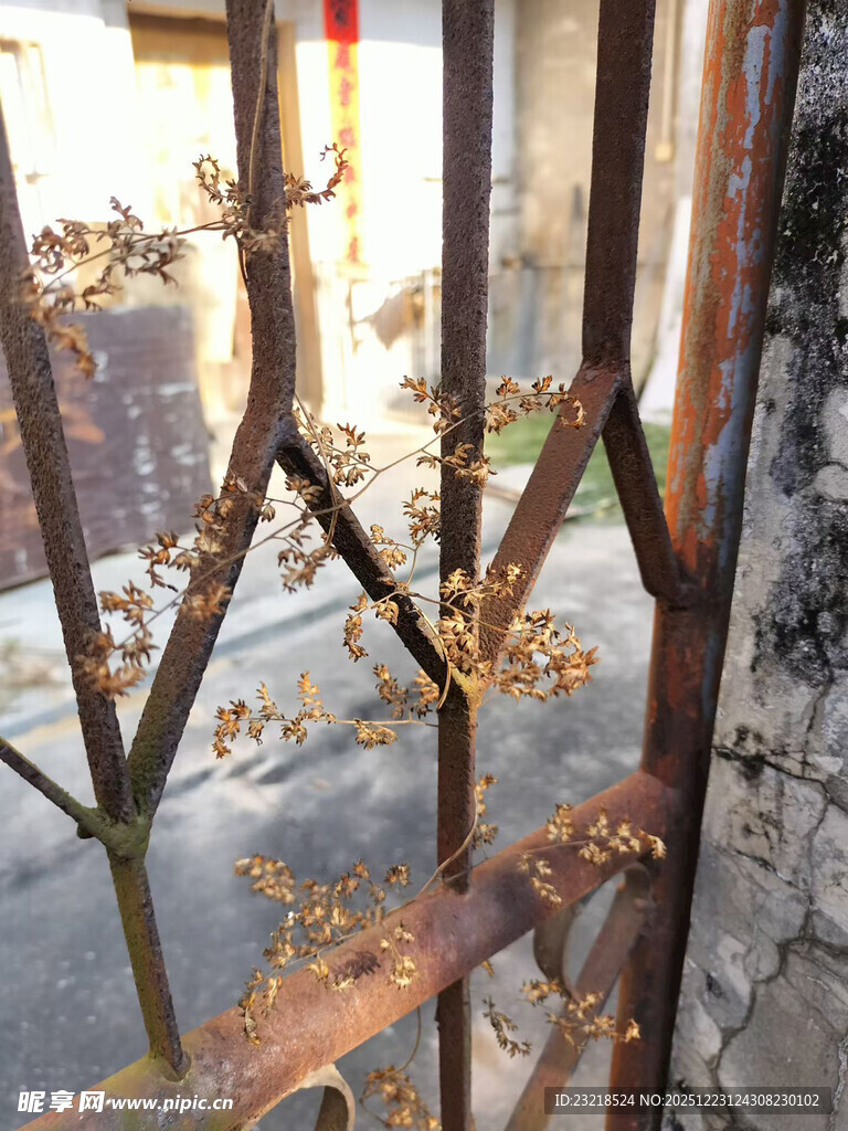 生锈铁栏杆