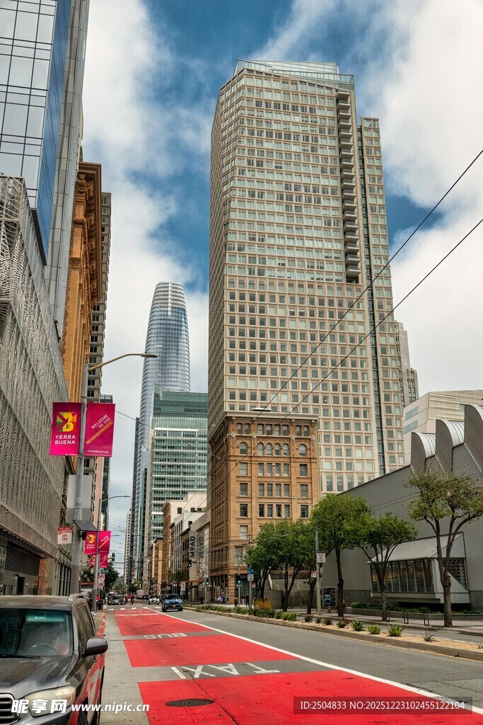 城市街道的高楼与红车道