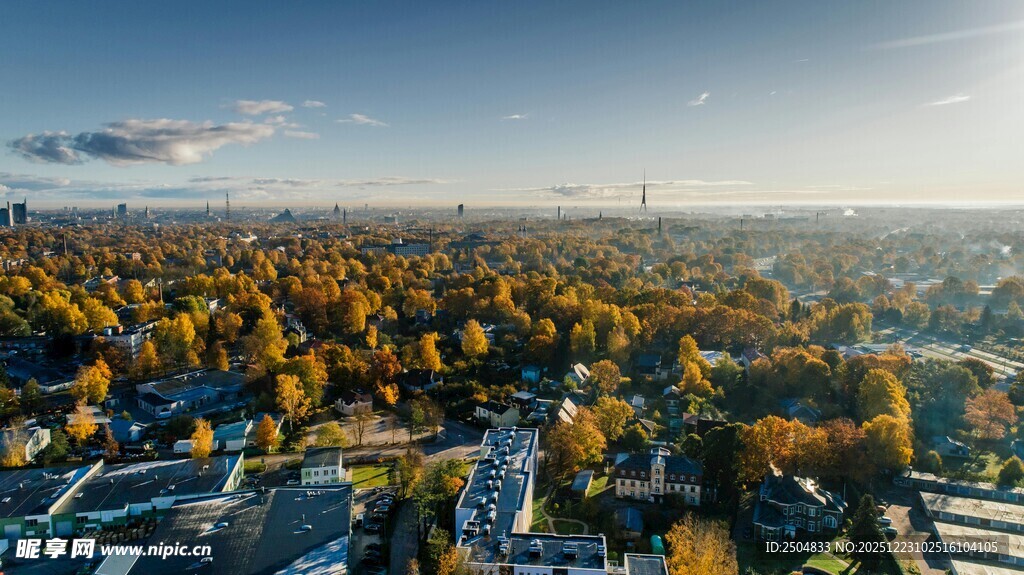 秋日城市全景俯瞰