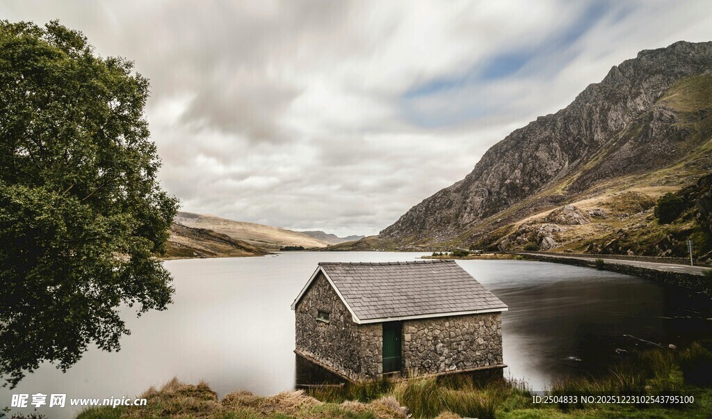 湖畔小屋 自然静谧之景
