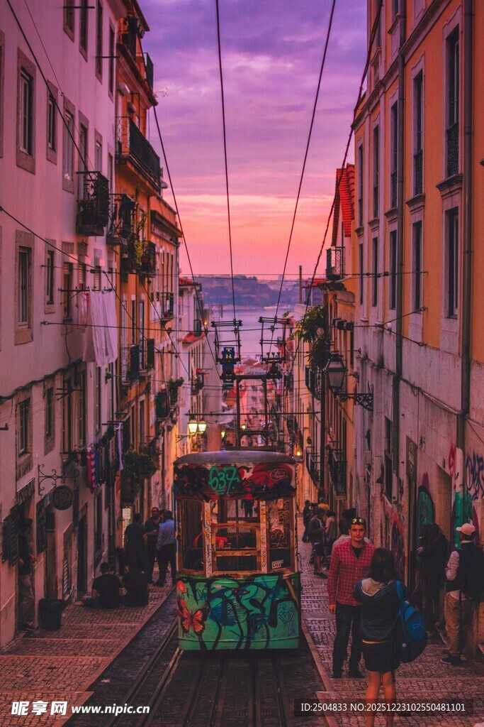 黄昏下的城市有轨电车街道