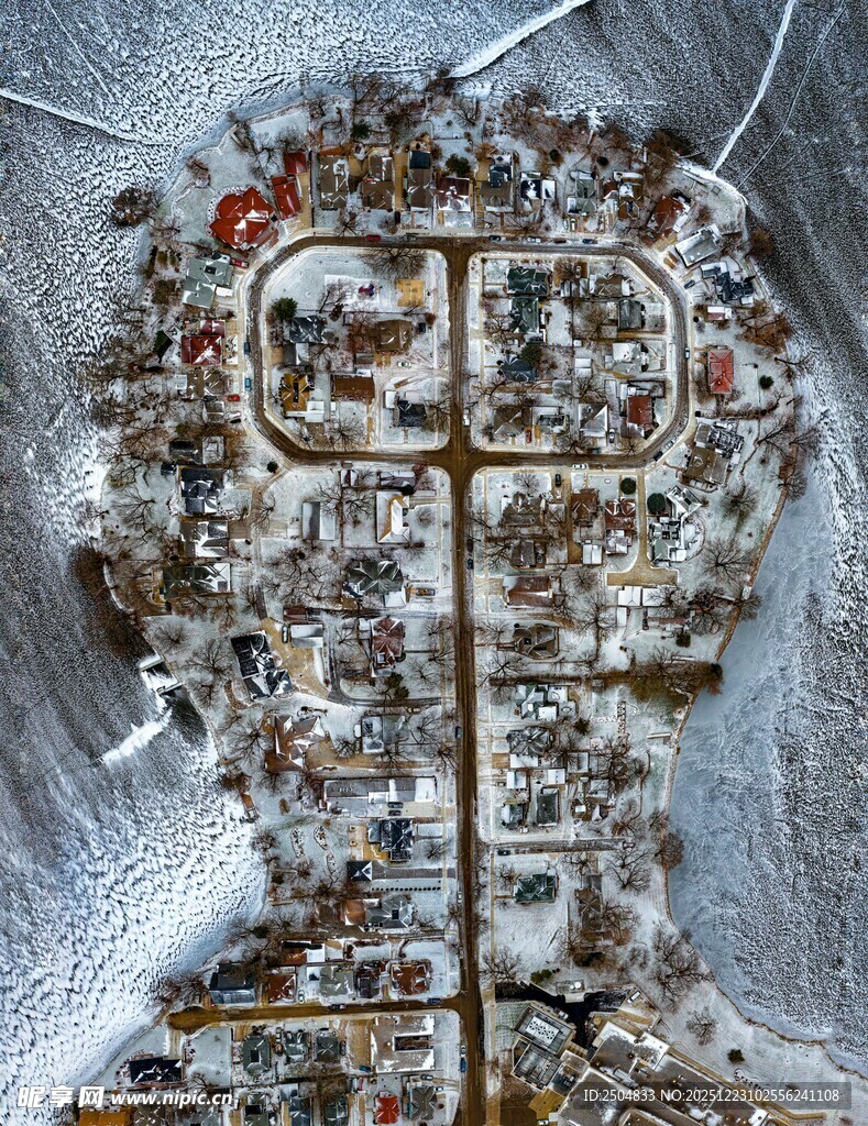 冬日雪地中的十字架景观