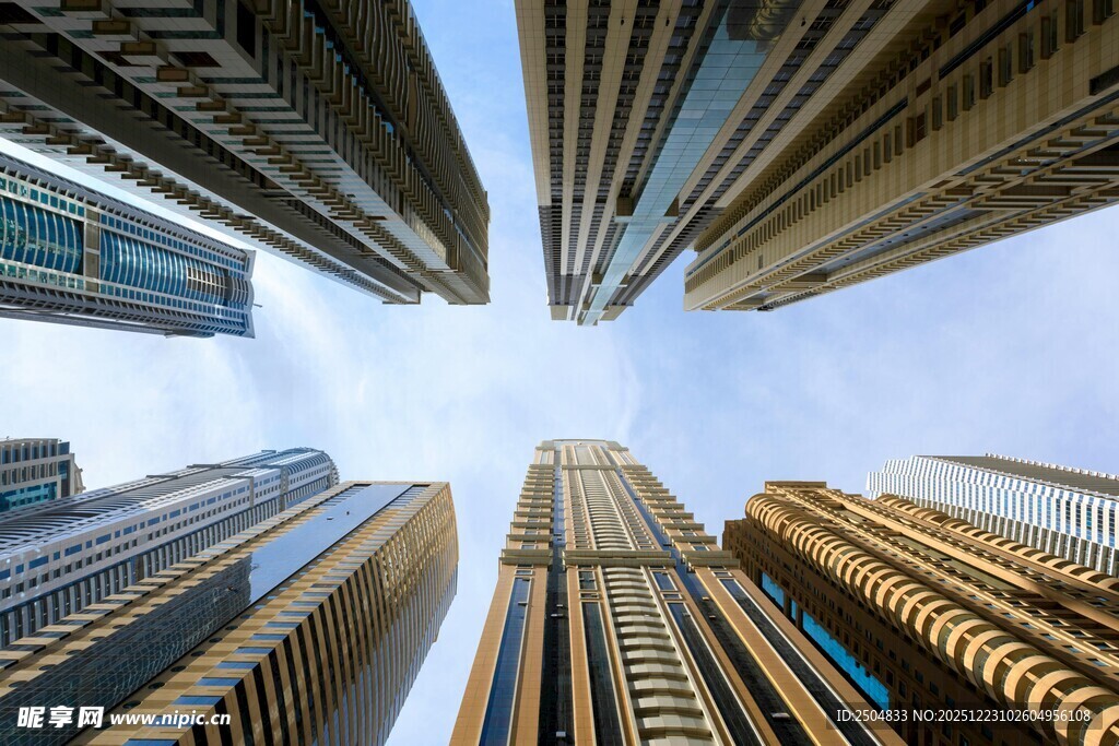 仰望都市摩天大楼群