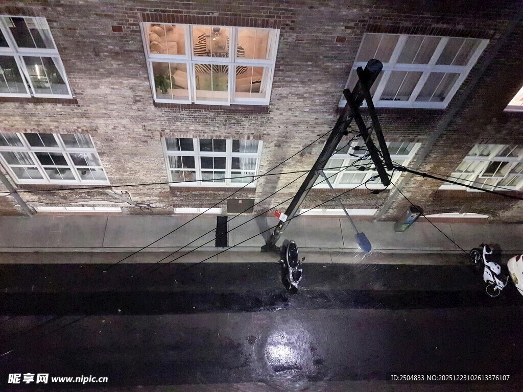 夜晚小巷中的孤独身影