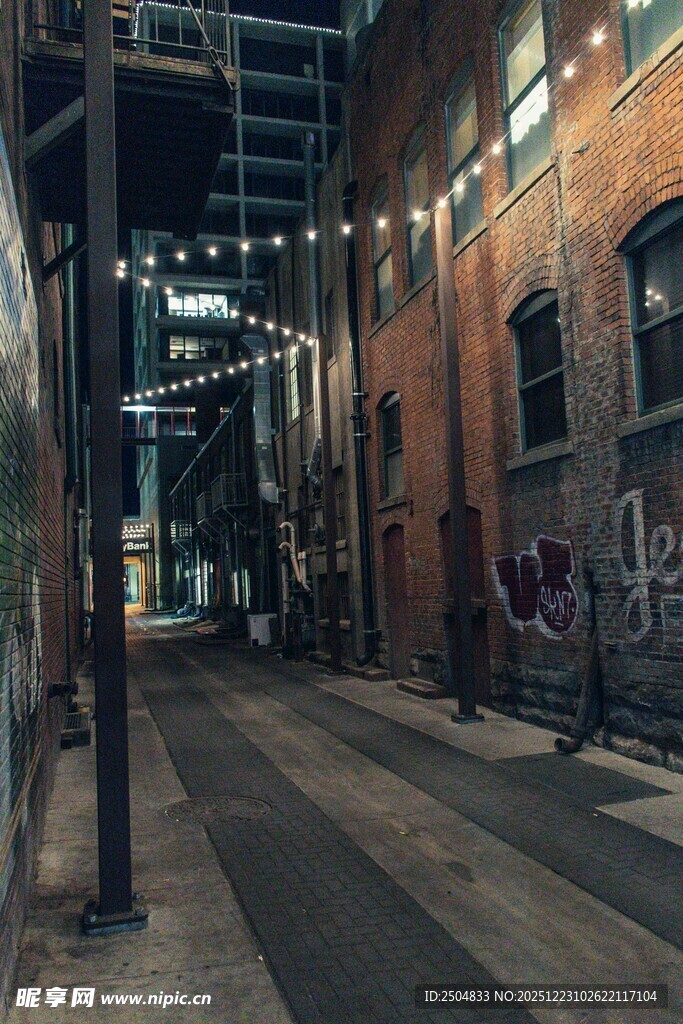 城市中复古风格的巷道夜景