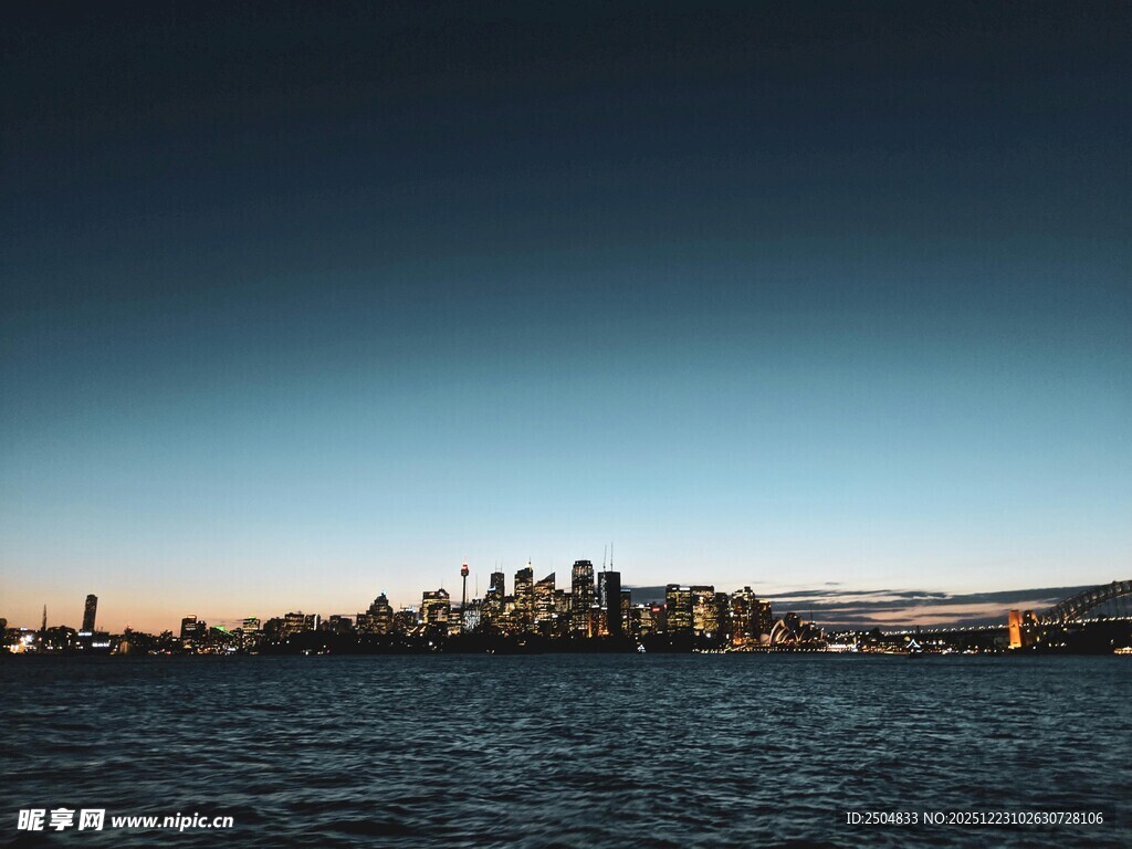 城市天际线与水面景观