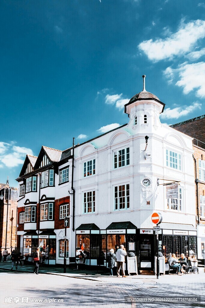 欧式小镇街边的白色建筑