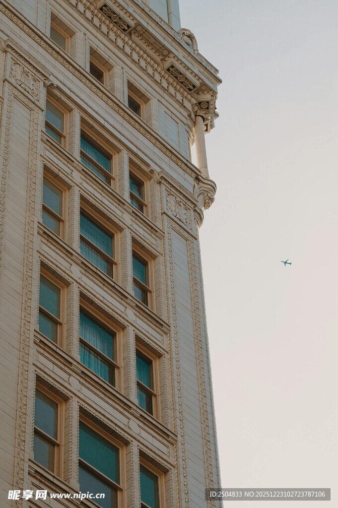 高耸的多层建筑外观