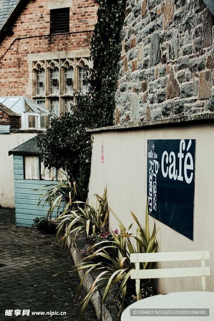 户外咖啡馆的惬意一角