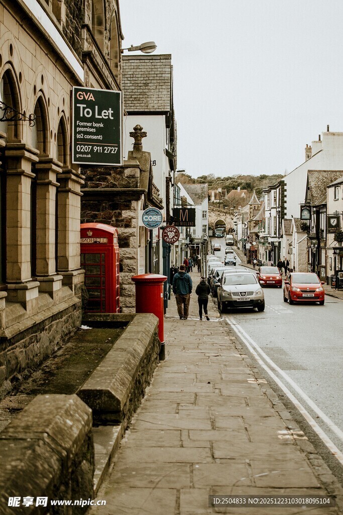 小镇街道行人漫步景象
