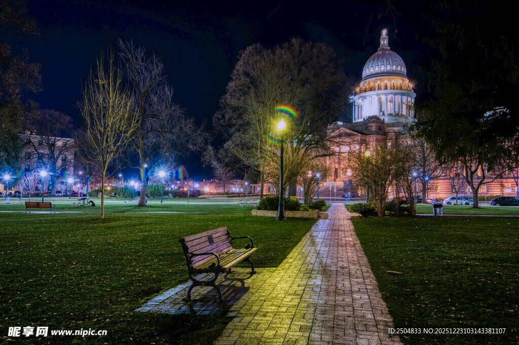 夜晚公园与宏伟建筑景观