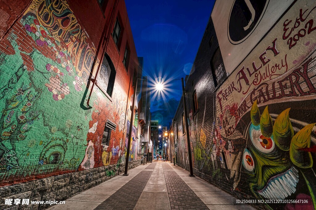 夜晚街头的多彩涂鸦小巷