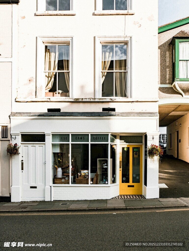 街边白色建筑商铺外观