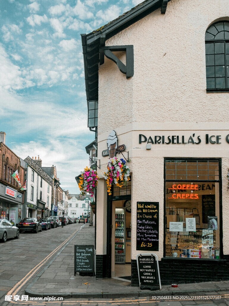 街角的复古冰淇淋店