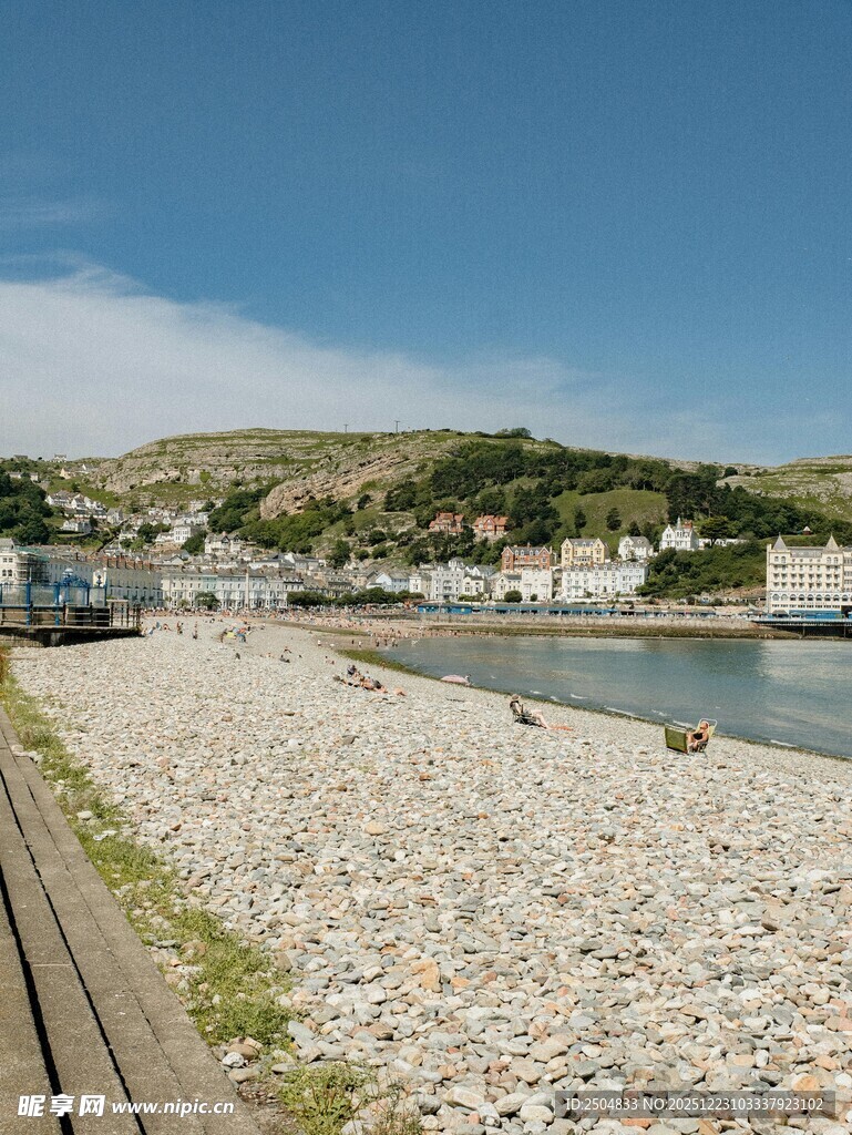 海边碎石滩与远处城镇风光