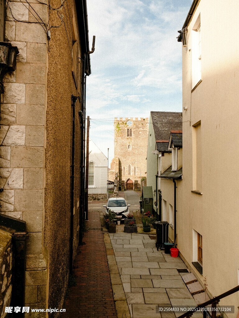 狭窄小巷中的古朴建筑景观