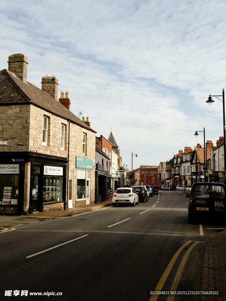 小镇街道的宁静日常