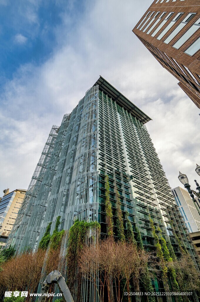 现代都市玻璃幕墙高楼