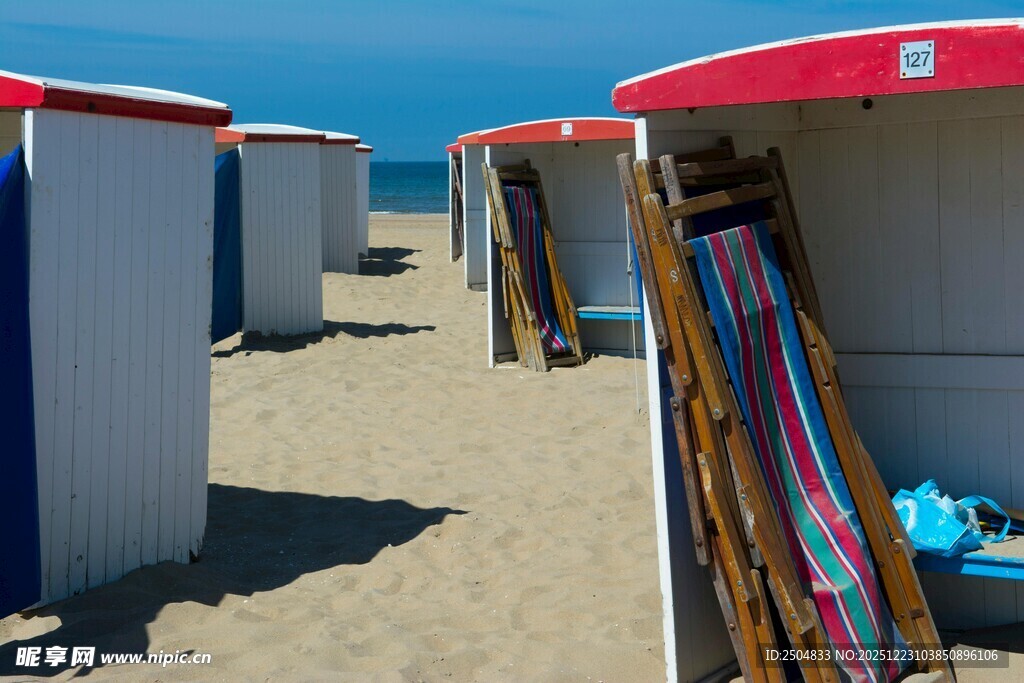 沙滩上的彩色遮阳小屋