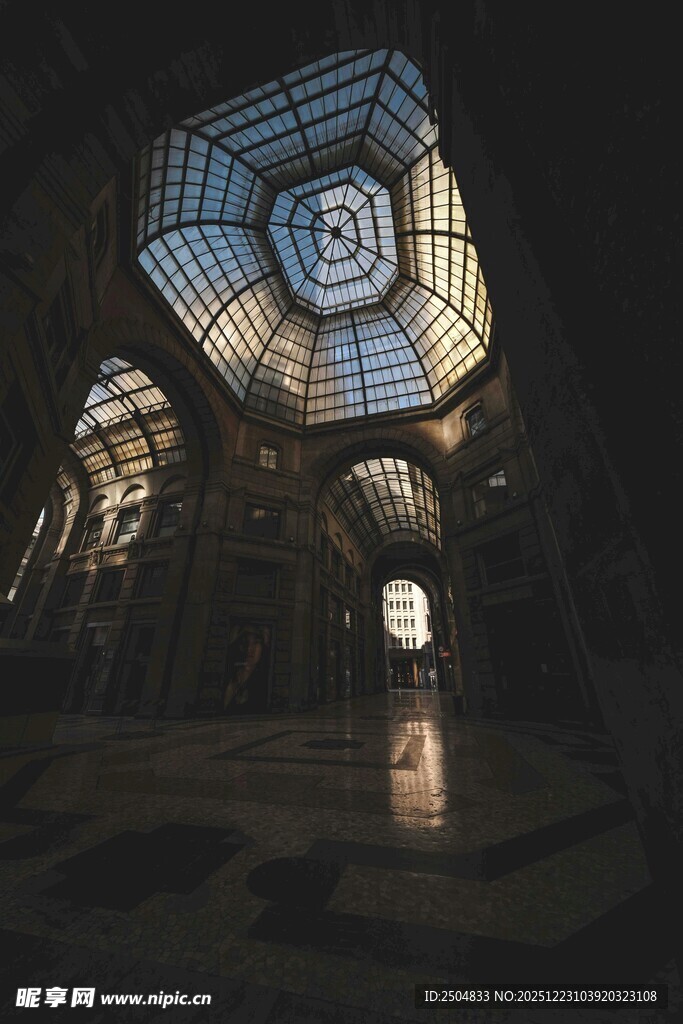 复古玻璃穹顶下的神秘空间