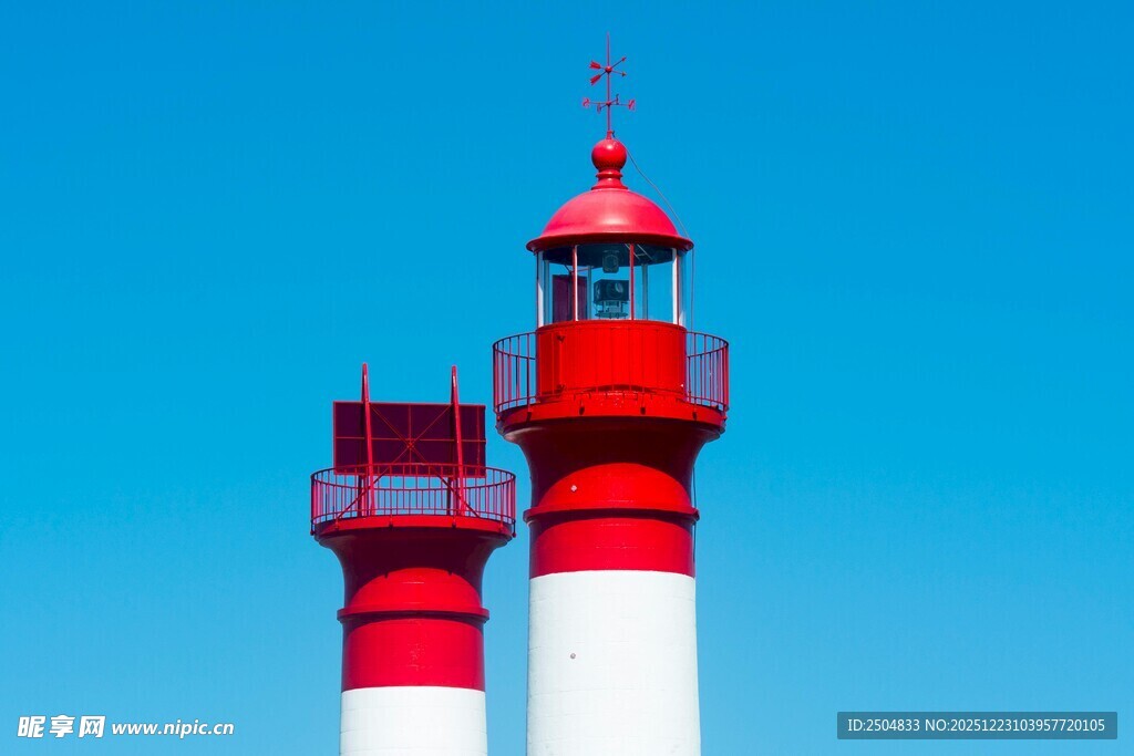 红白相间的美丽灯塔