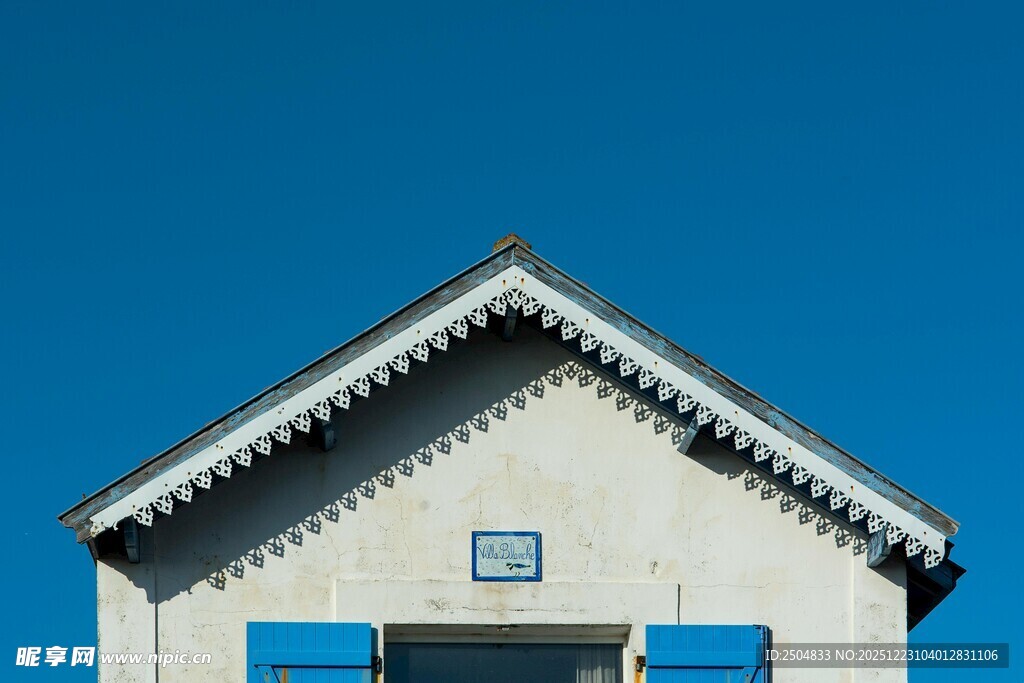 尖顶小屋的蓝天背景