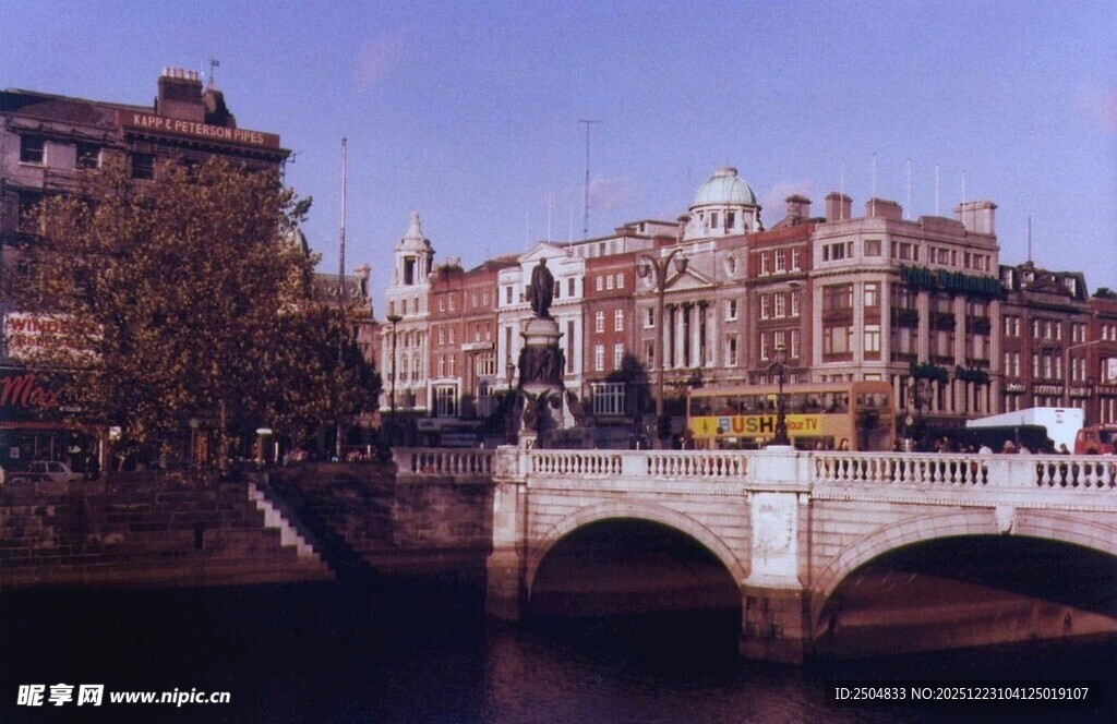 城市河畔桥梁与建筑景观