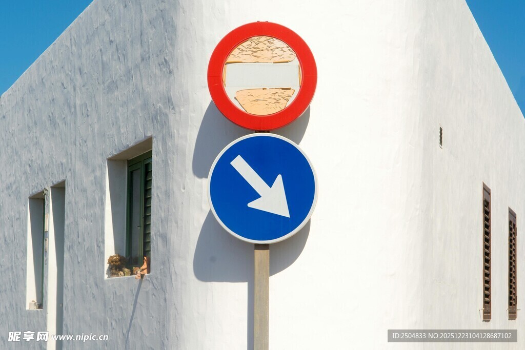 蓝白箭头交通指示牌