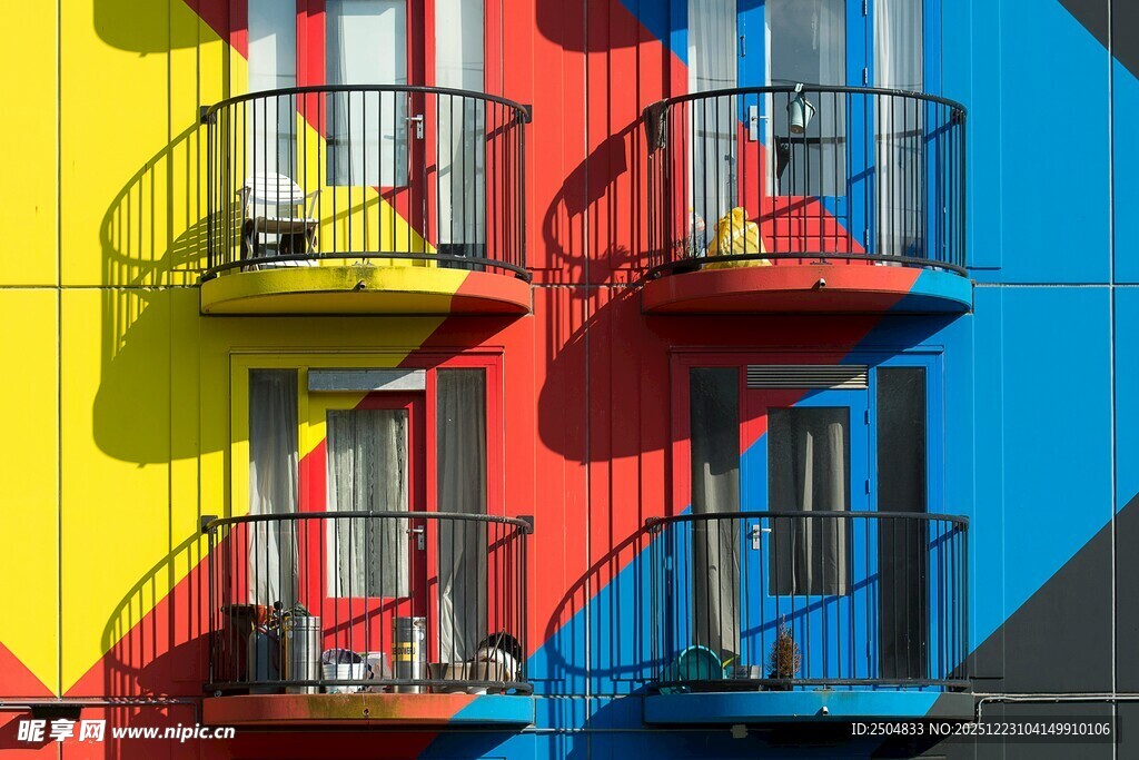多彩外墙的阳台建筑