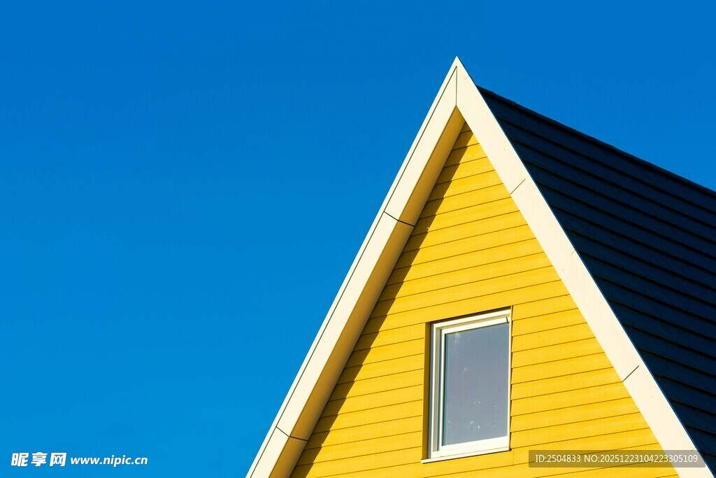 黄色尖顶小屋 蓝天背景