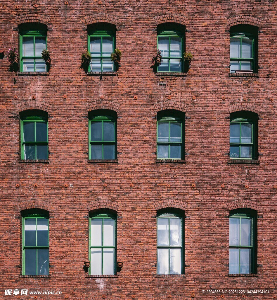 红砖建筑上的多扇窗户