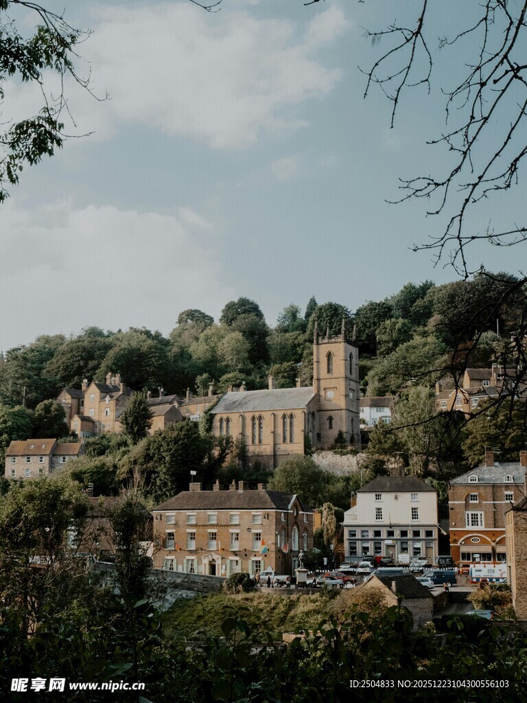 山坡上的古朴建筑群