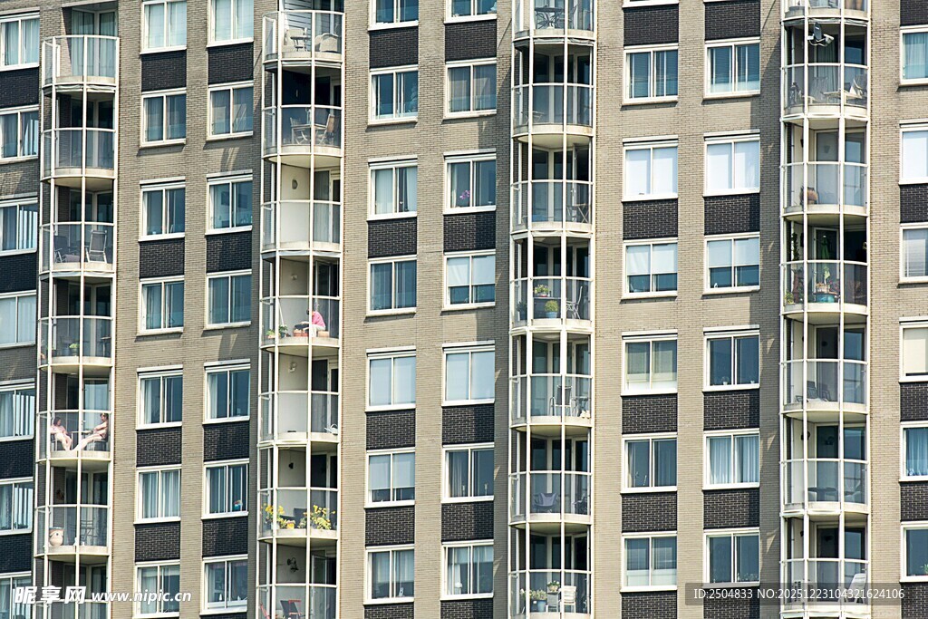 密集排列的高层住宅窗户