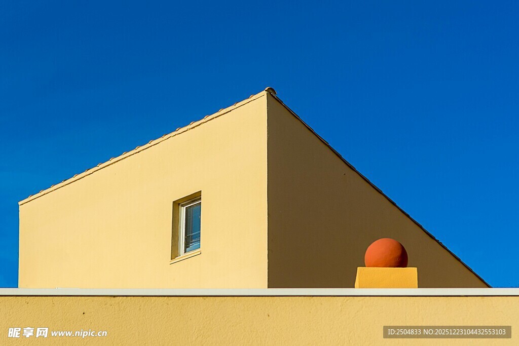 简约黄墙建筑外观一角