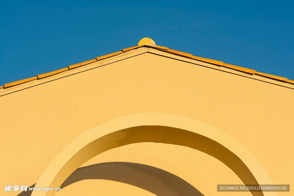 黄色建筑拱门与蓝天