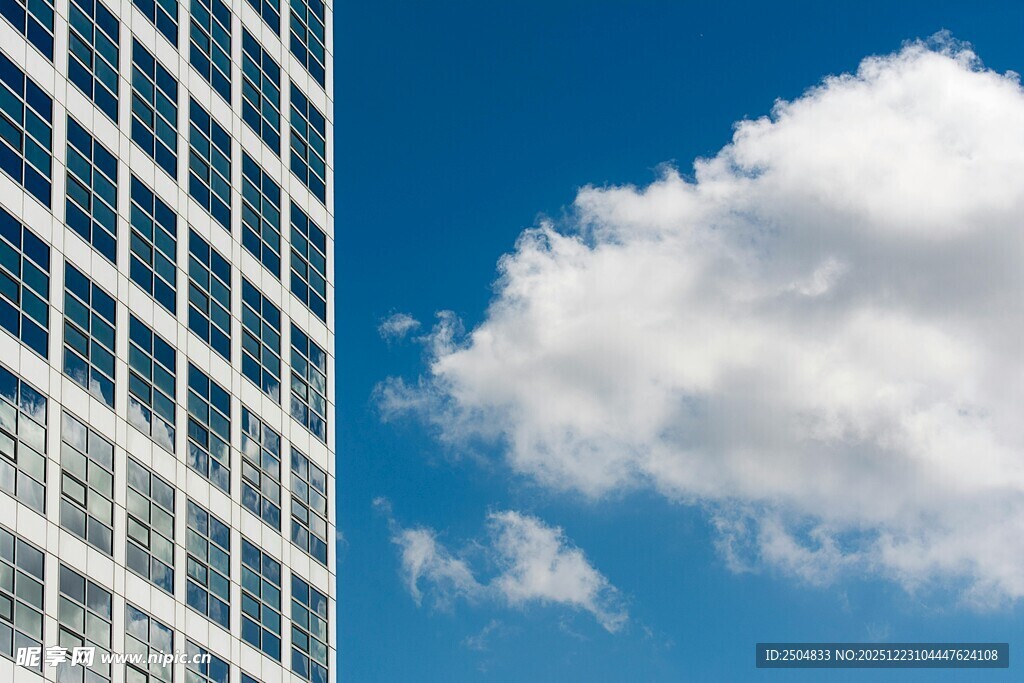 高楼与蓝天中的白云