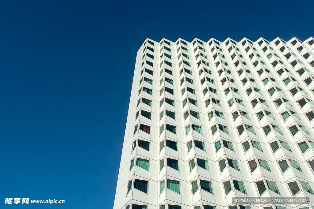 高耸白色建筑与蓝天