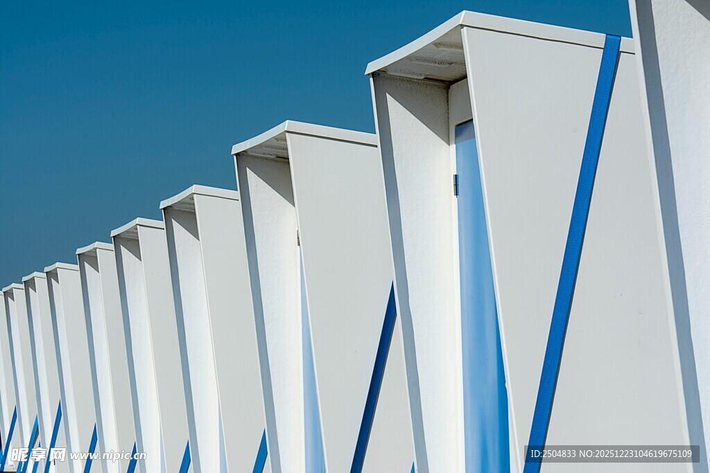 整齐排列的白色建筑结构