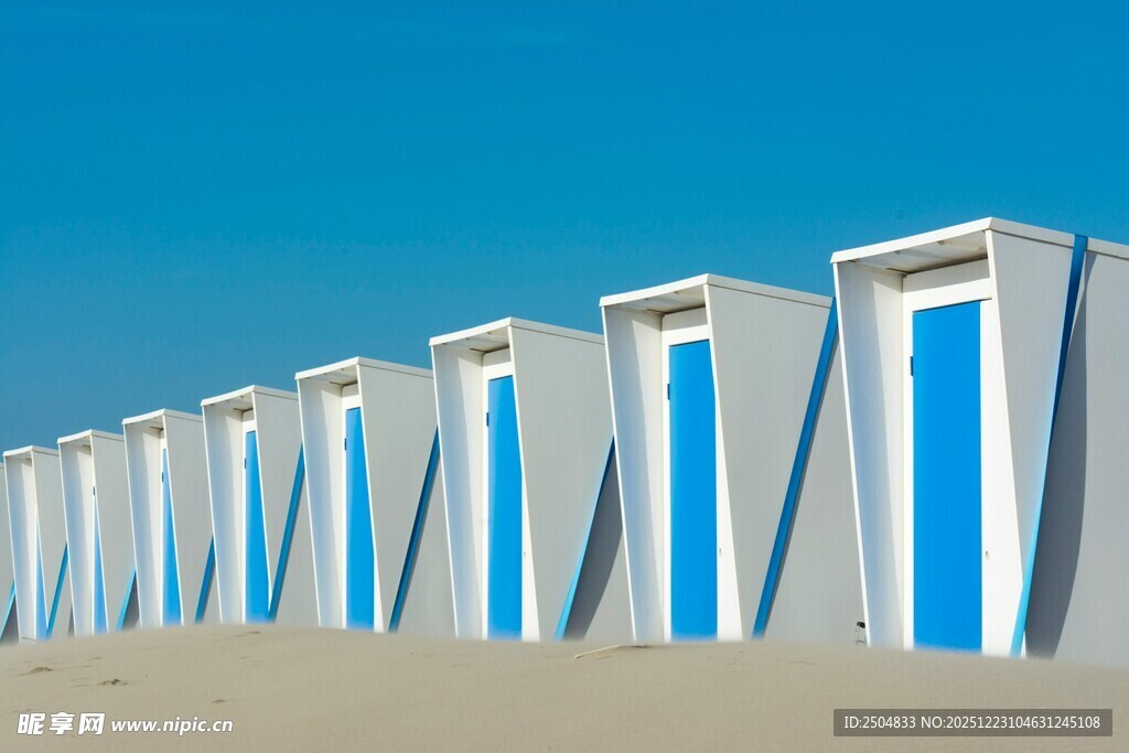 沙滩上的蓝白相 度假小屋