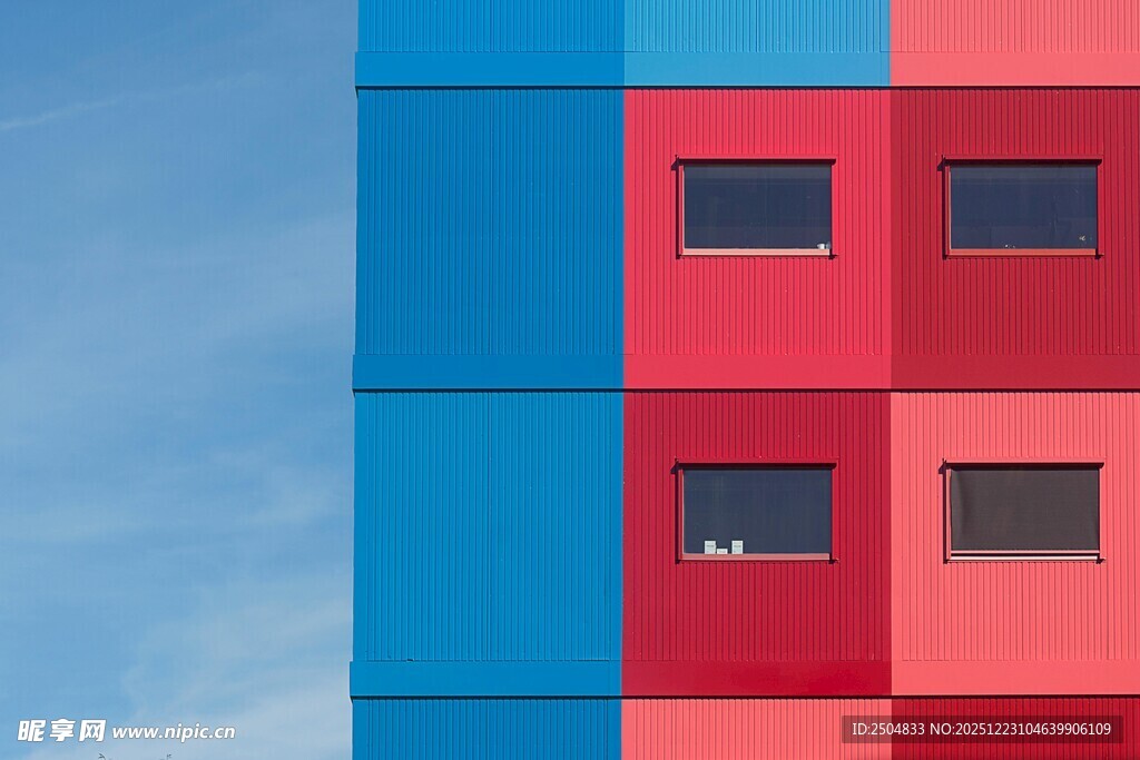 多彩建筑立面的独特窗户