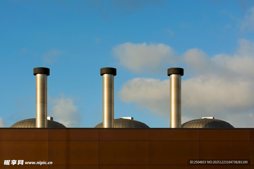 屋顶上的金属烟囱