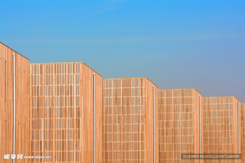 整齐排列的橙棕色建筑