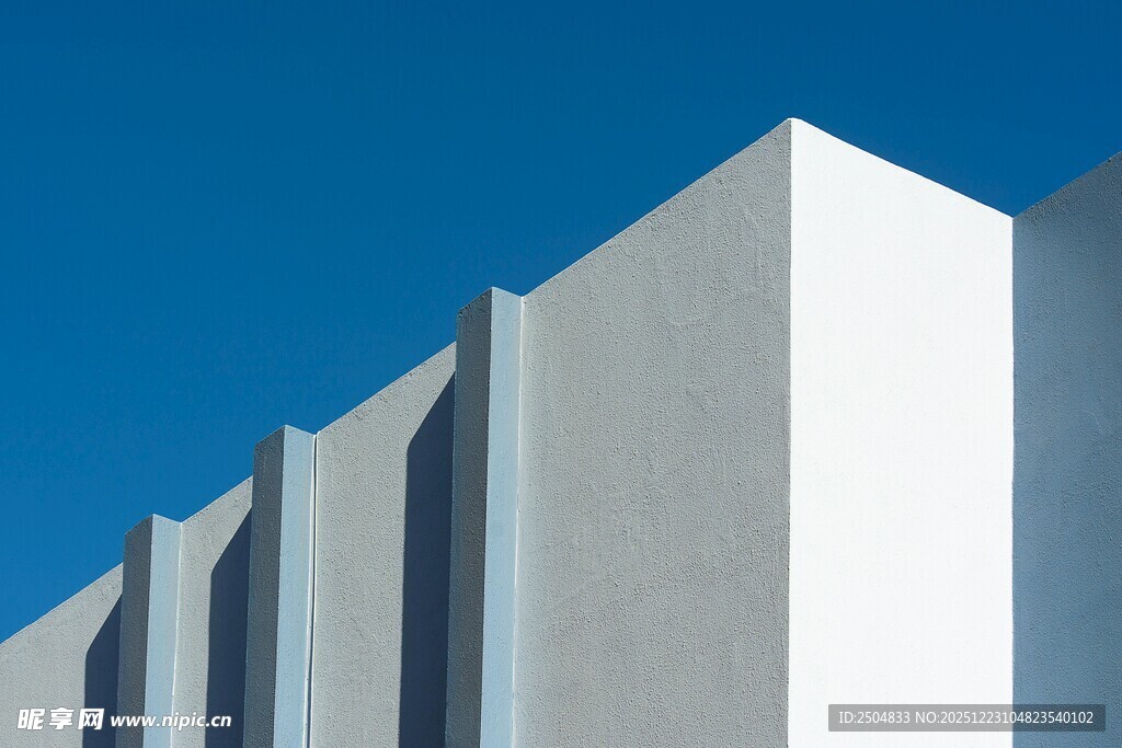 简约白色建筑外观一角