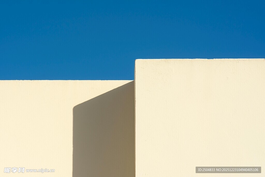 简洁建筑立面与蓝天光影