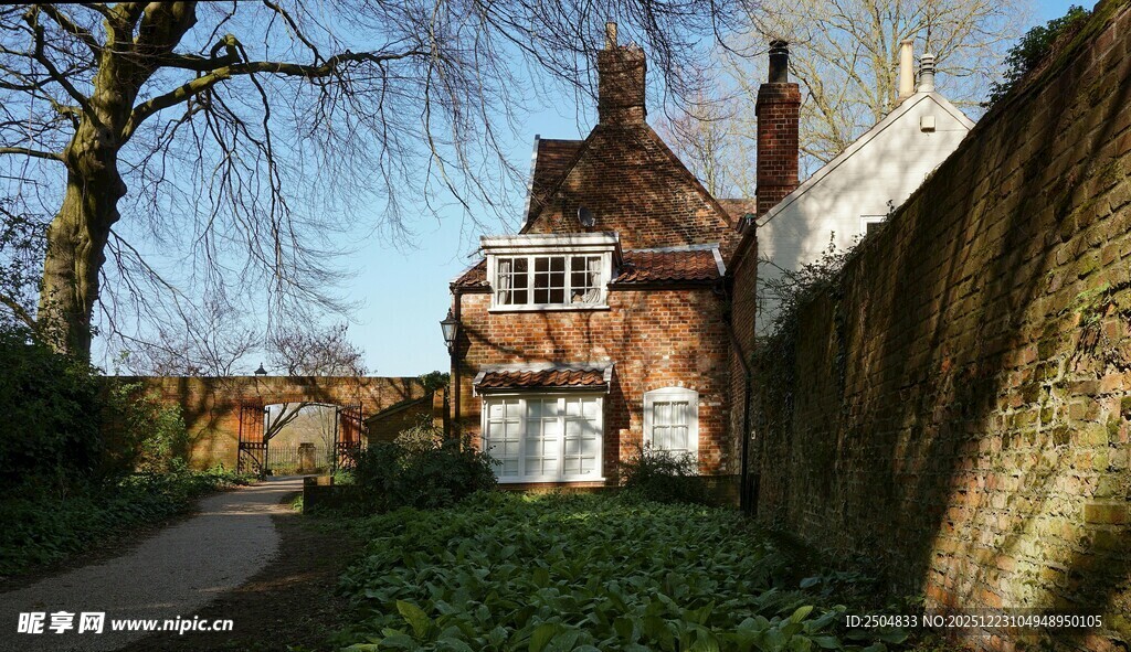 乡村小道旁的古朴英式房屋