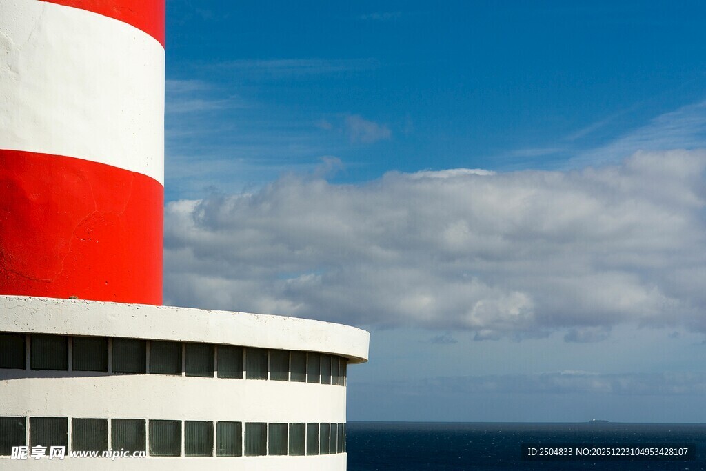  轮上的红白相间烟囱