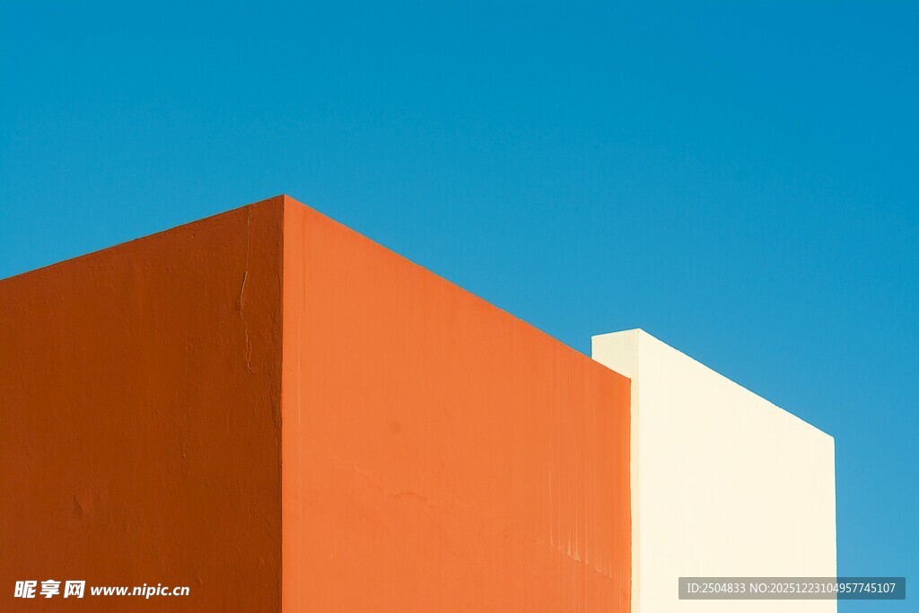 橙白建筑与蓝天一角